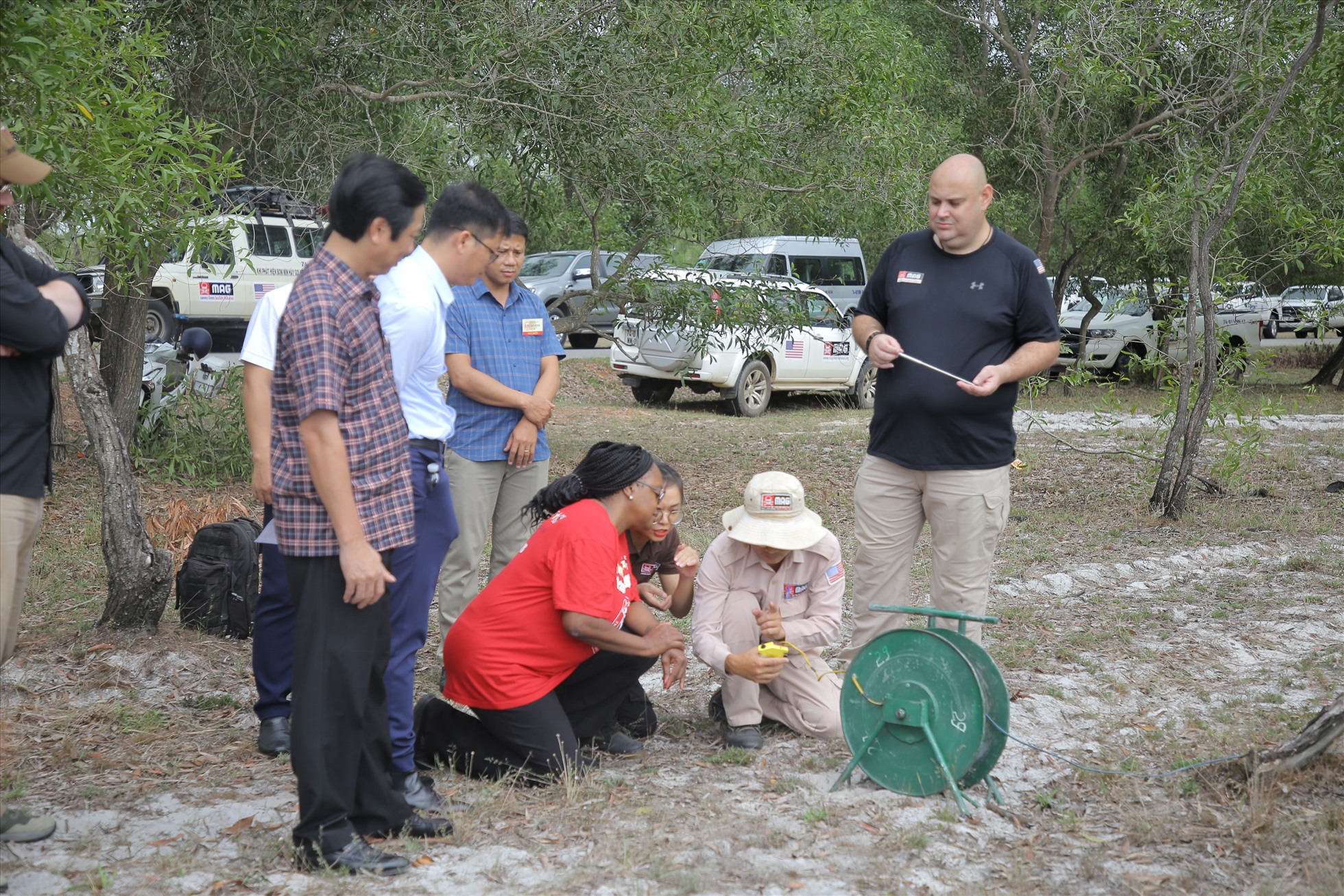 Đại sứ Bonnie Denise Jenkins (áo đỏ) cùng đoàn công tác đến thăm hiện trường xử lý bom mìn tại xã Triệu Sơn. Ảnh: TH.