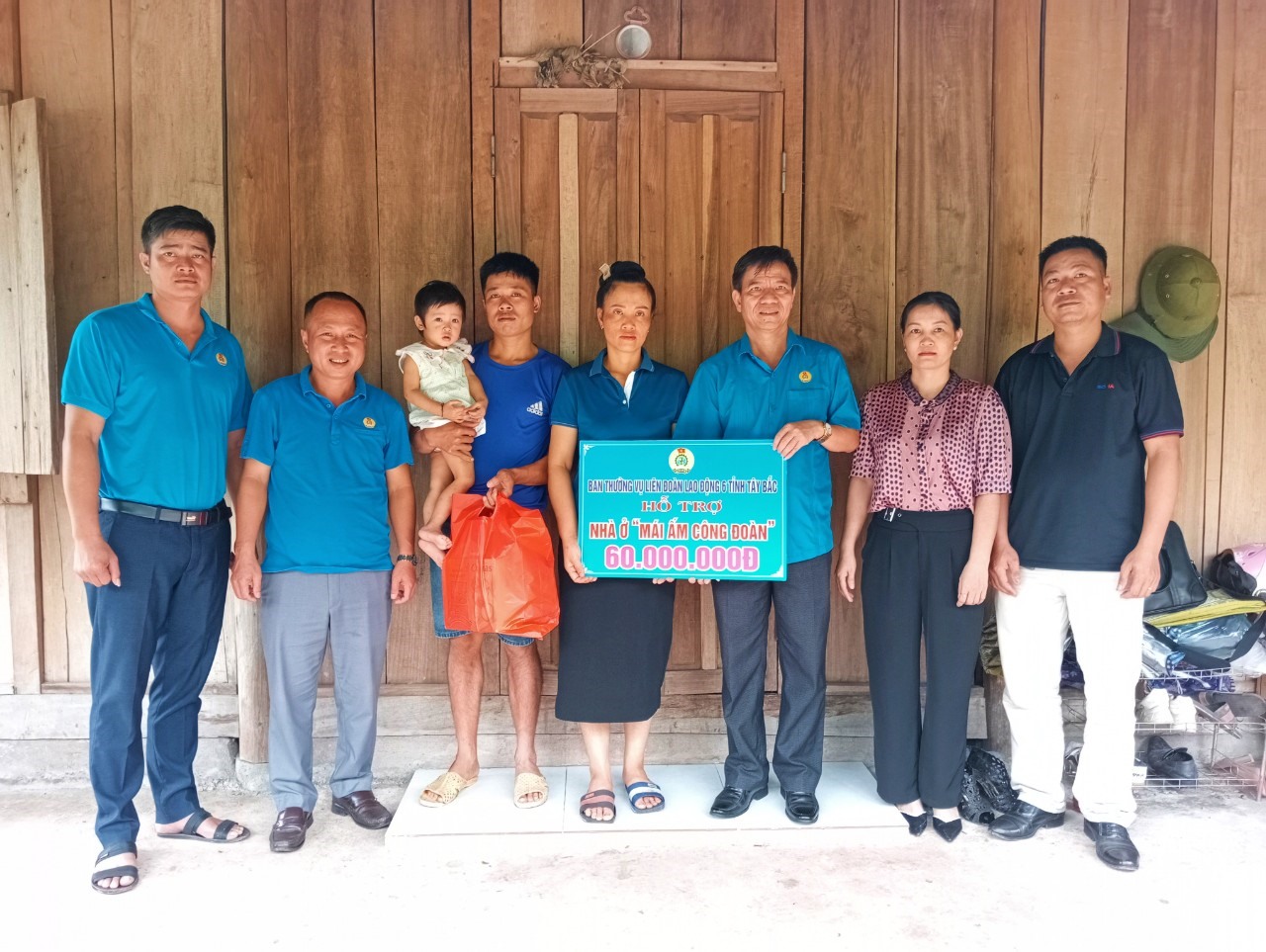 Liên đoàn Lao động tỉnh Điện Biên trao kinh phí hỗ trợ nhà Mái ấm Công đoàn cho đoàn viên Lò Thị Suyên.