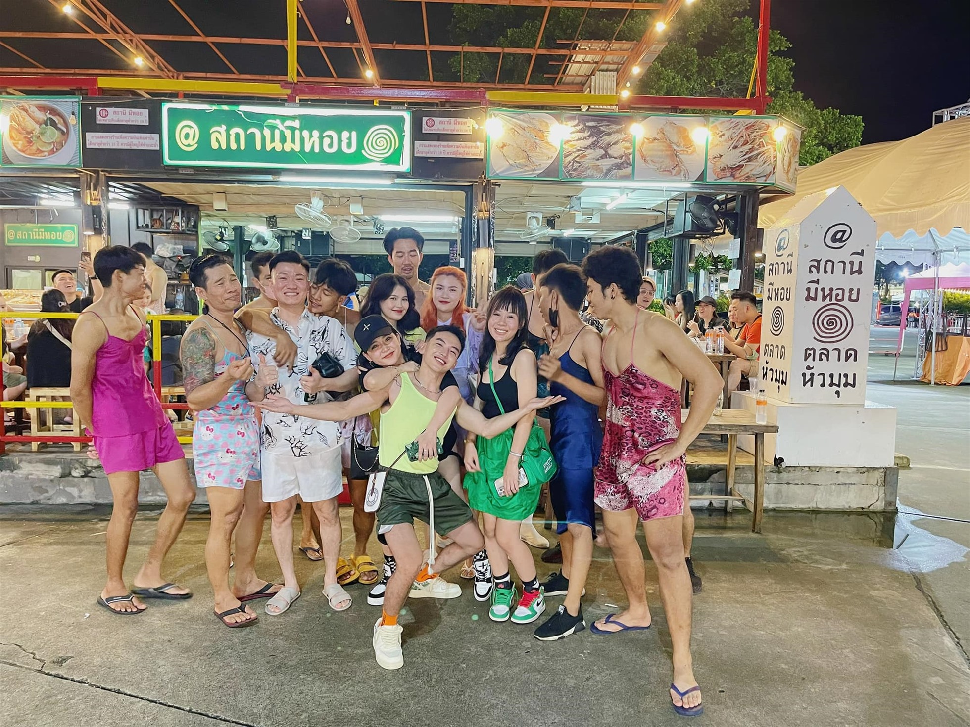 Thảo Nam (thứ 5, từ phải qua) cùng bạn bè ghé quán hải sản trong chuyến du lịch cuối tháng 8. Ảnh: NVCC