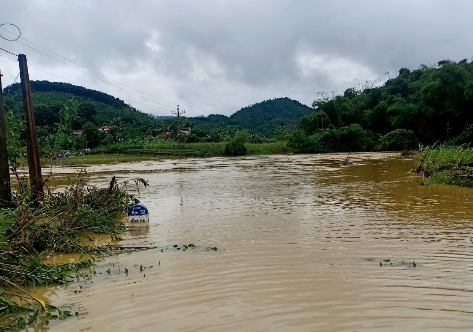 Nước lũ sông Nàng (huyện Thường Xuân) lên cao khiến hàng trăm học sinh phải nghỉ học. Ảnh: T.T
