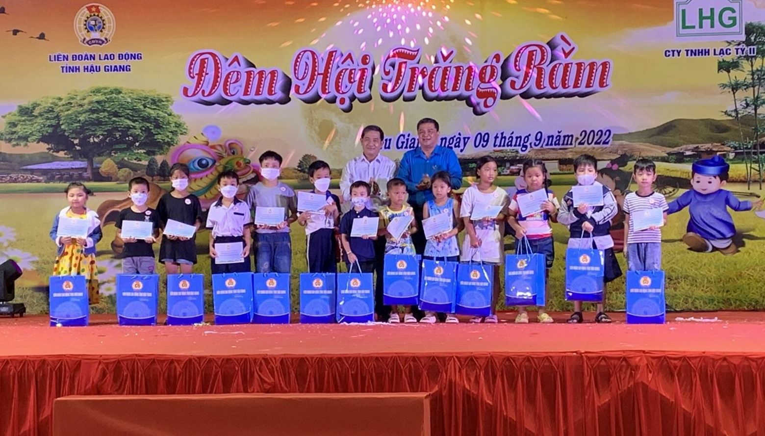 Chủ tịch LĐLĐ tỉnh Hậu Giang - ông Nguyễn Văn Bảy (mặc áo xanh) đại diện trao quà cho các cháu thiếu nhi. Ảnh: Hồ Thảo