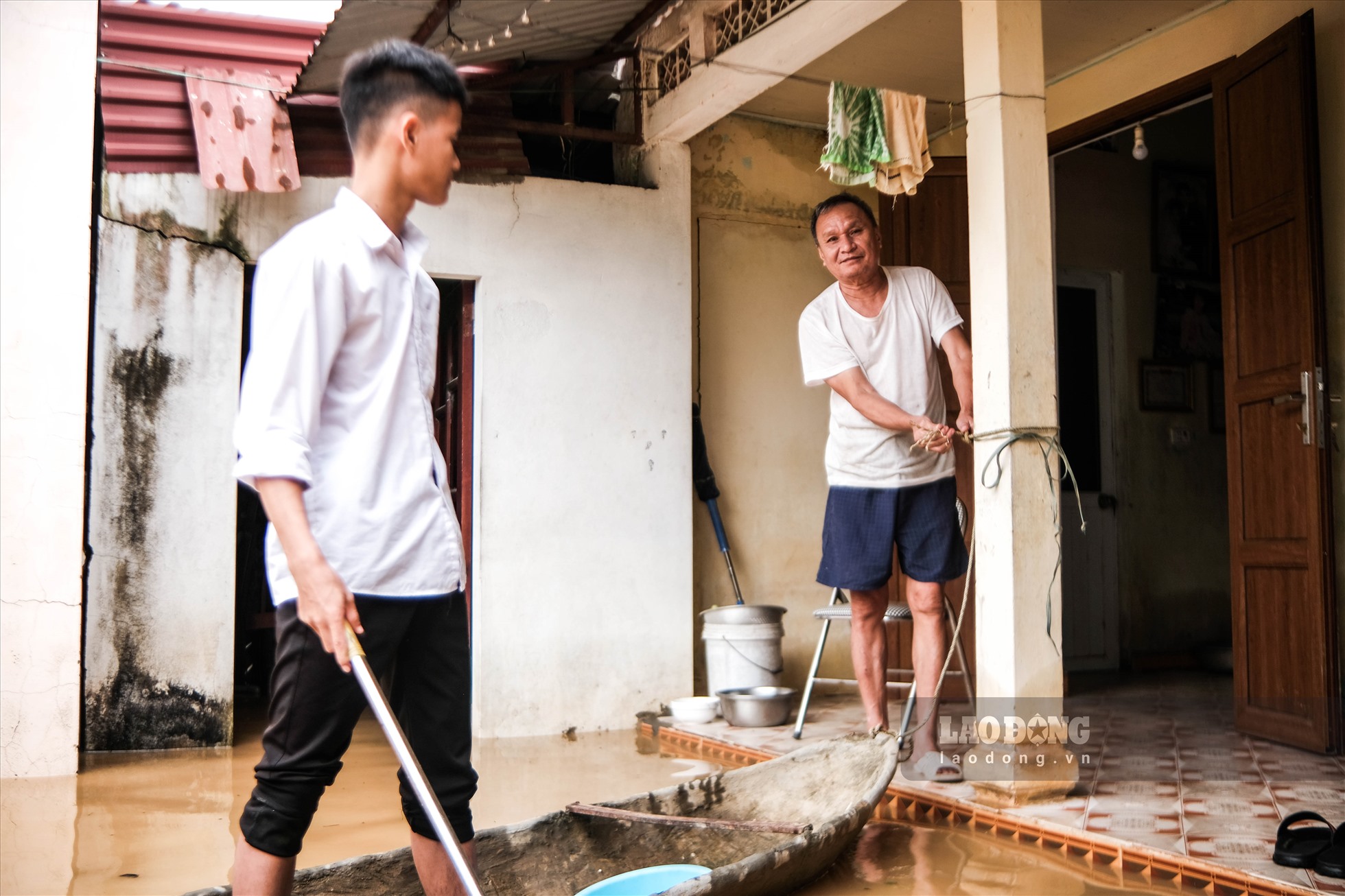 Ông Tiêm lạc quan, sau khi nước rút, tại vườn nhà ông sẽ có thêm nhiều đất phù sa làm hoa màu thêm tươi tốt.