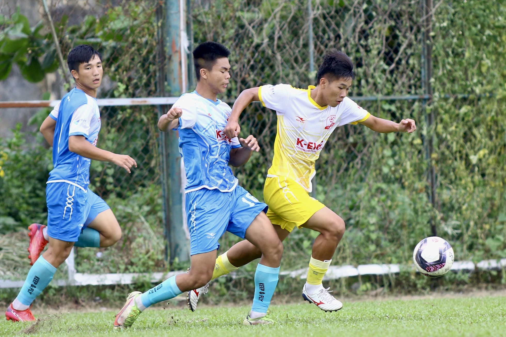 Thế trận giữa U17 Sông Lam Nghệ An và U17 PVF diễn ra cân bằng. Ảnh: VFF