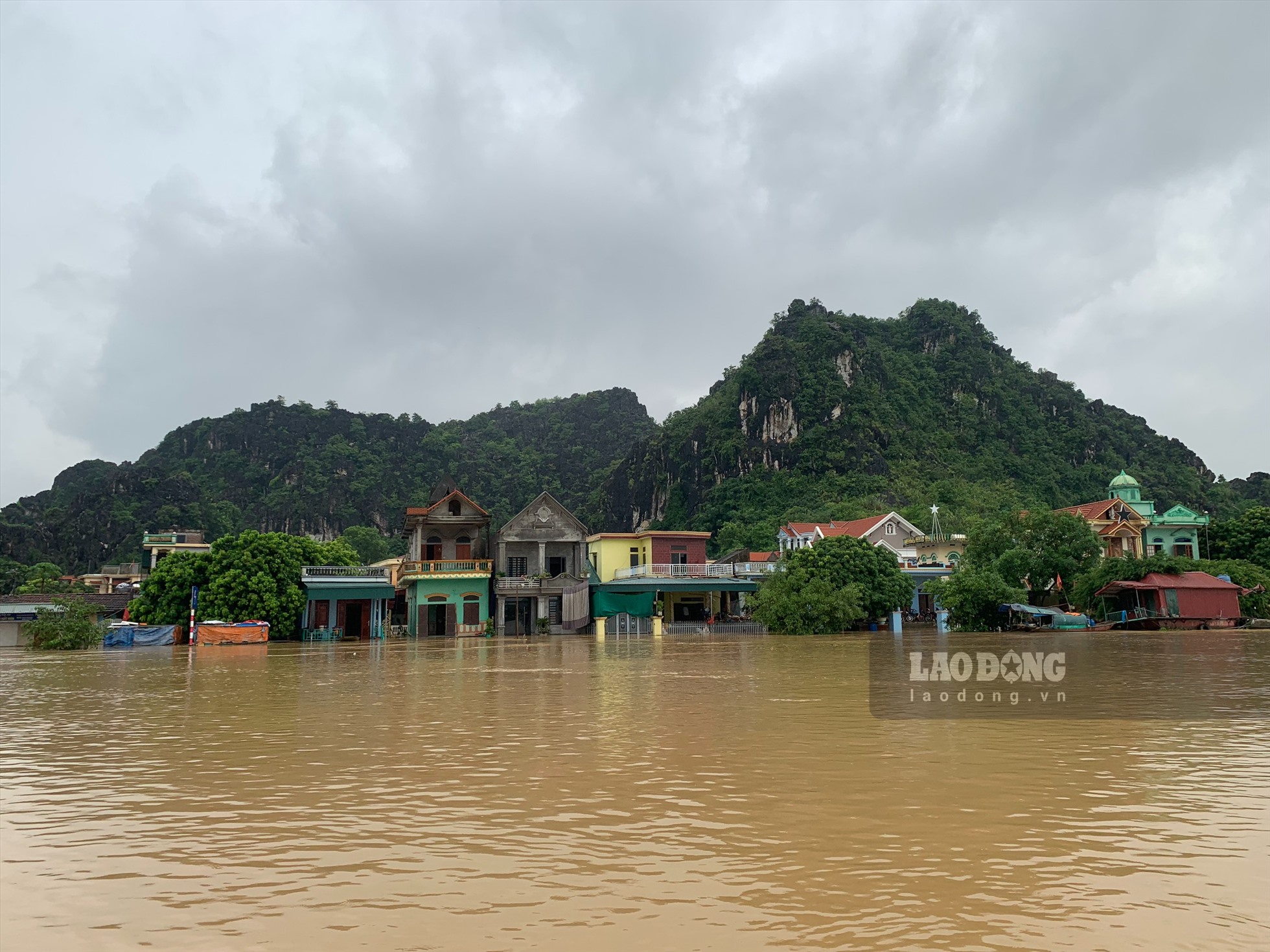 Tại huyện Gia Viễn, hơn 200 hộ dân thông Kênh Gà bị ngập sâu trong nước. Ảnh: NT