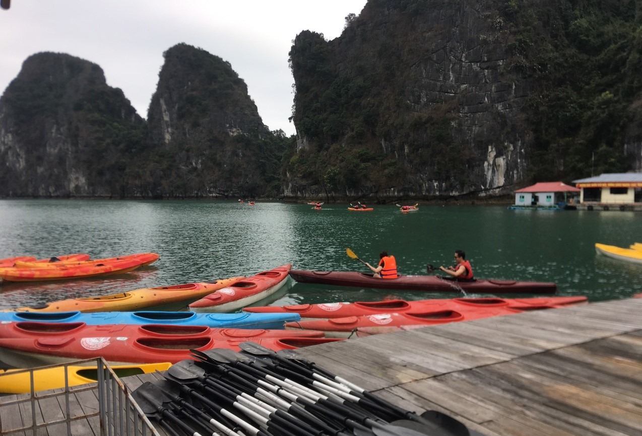 Du khách tự chèo kayak tham quan làng chài Vung Viêng. Ảnh: Nguyễn Hùng