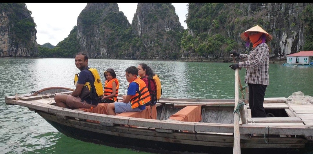 Du khách tham quan làng chài Vung Viêng bằng thuyền nan. Ảnh: Nguyễn Hùng