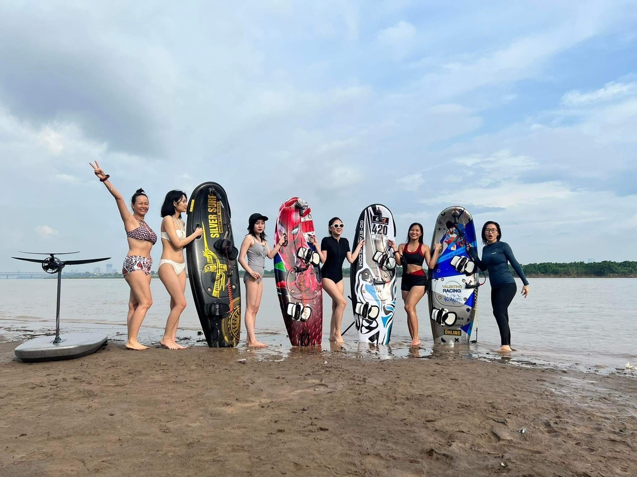 Những người trẻ mê Jet surf tại Khu du lịch sinh thái Đảo Dừa Sông Hồng.