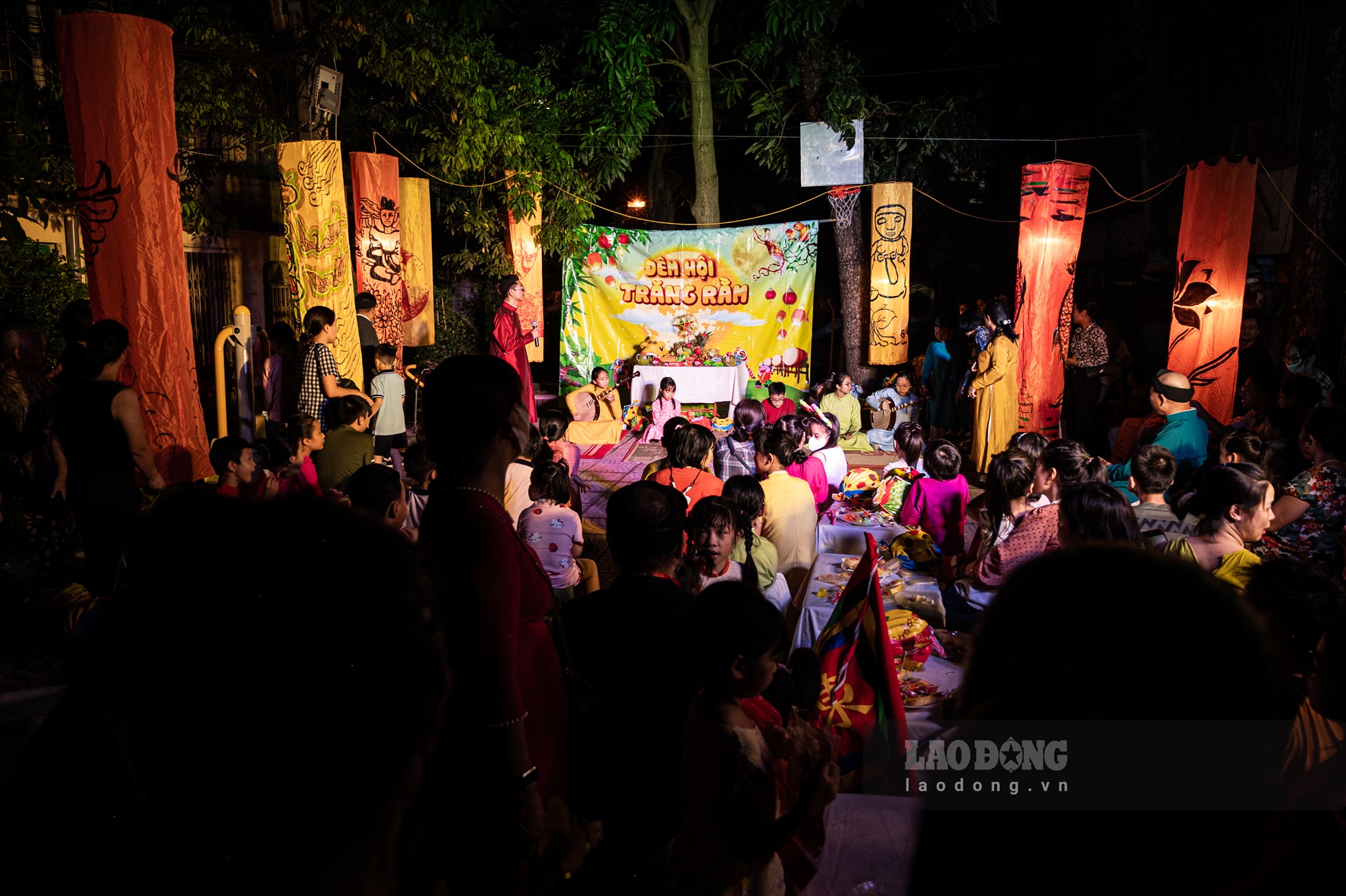 Nhằm lan tỏa các giá trị truyền thống tới cộng đồng, chương trình “Rước trăng chơi phố” đã được CLB Đình Làng việt phối hợp tổ chức cho các em nhỏ tối 9.8 tại khu tập thể Trung Tự (Đống Đa, Hà Nội).