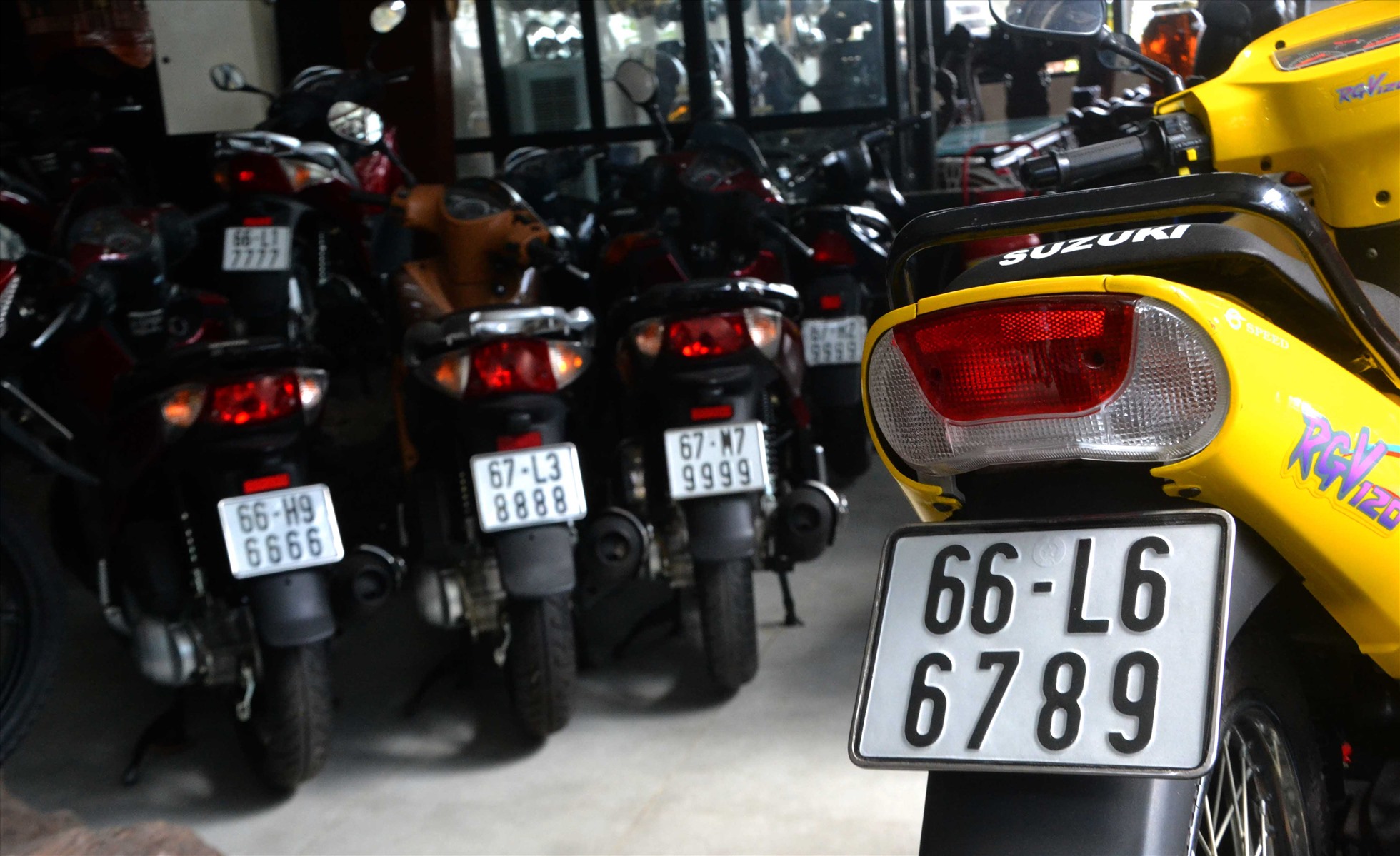 Ông Nguyễn Văn Nghỉ ở thị trấn Mỹ Luông (Chợ Mới - An Giang) sở hữu hơn 600 xe môtô có biển số thuộc dạng độc lạ. Ảnh: Lục Tùng