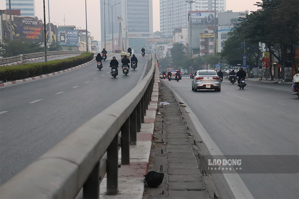 Tại nút giao Ngã Tư Sở, không còn cảnh các phương tiện ùn tắc, nối đuối nhau như những ngày thường.