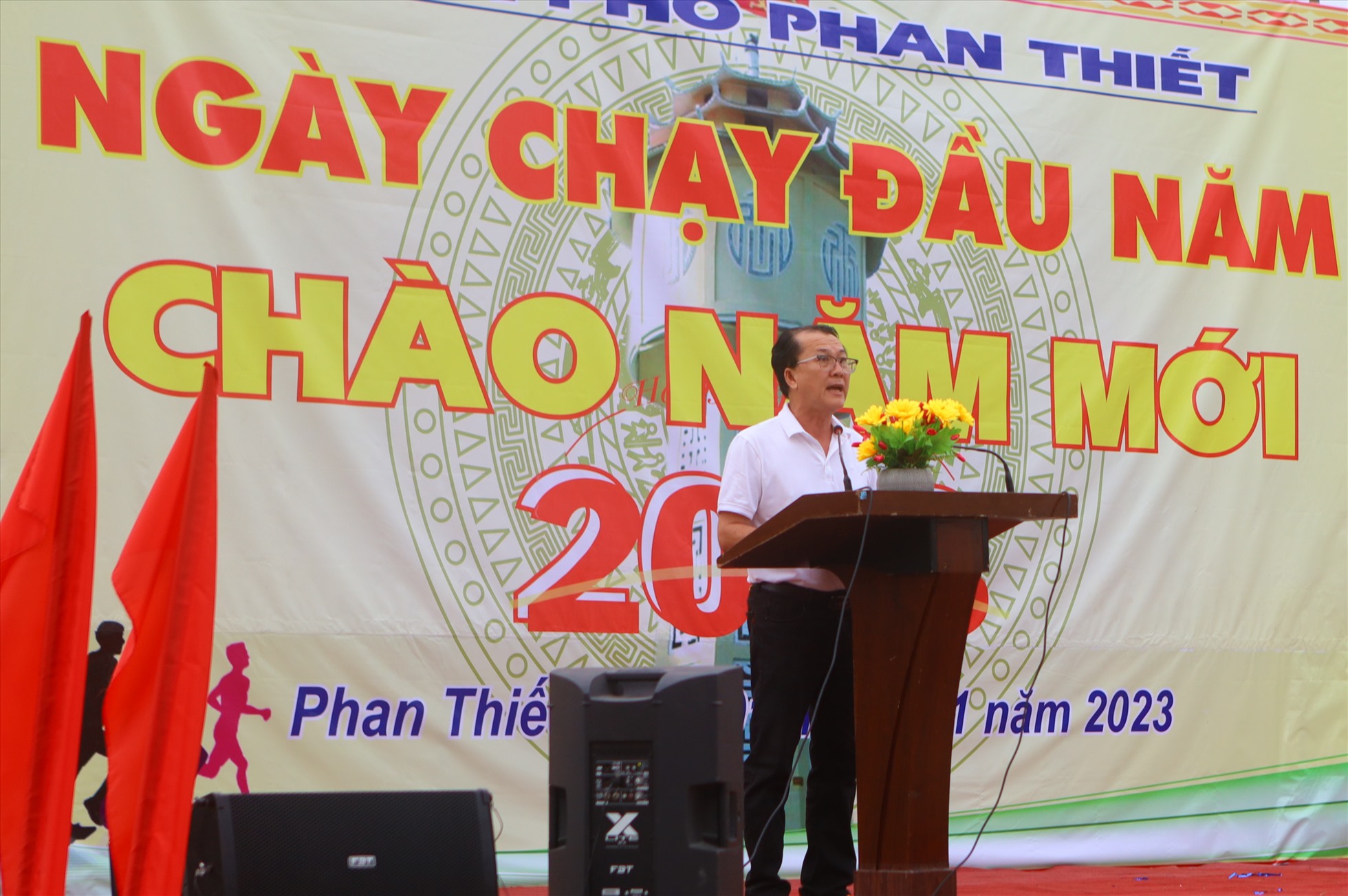 Ông Nguyễn Nam Long, Phó chủ tịch UBND TP.Phan Thiết tuyên bố xuất phát. Ảnh: Duy Tuấn