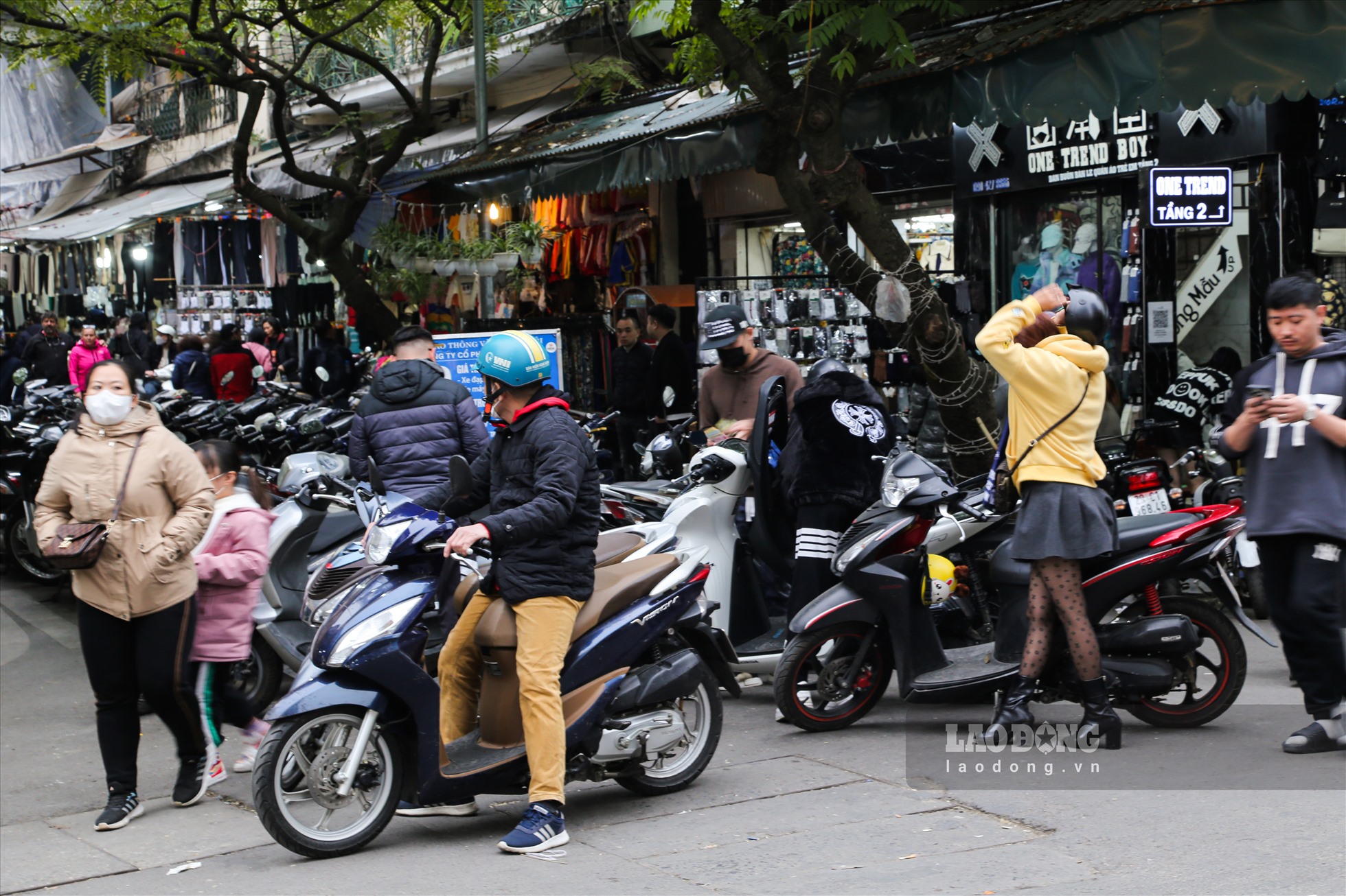 Khu vực bãi gửi xe tự phát tại phố Đinh Liệt.