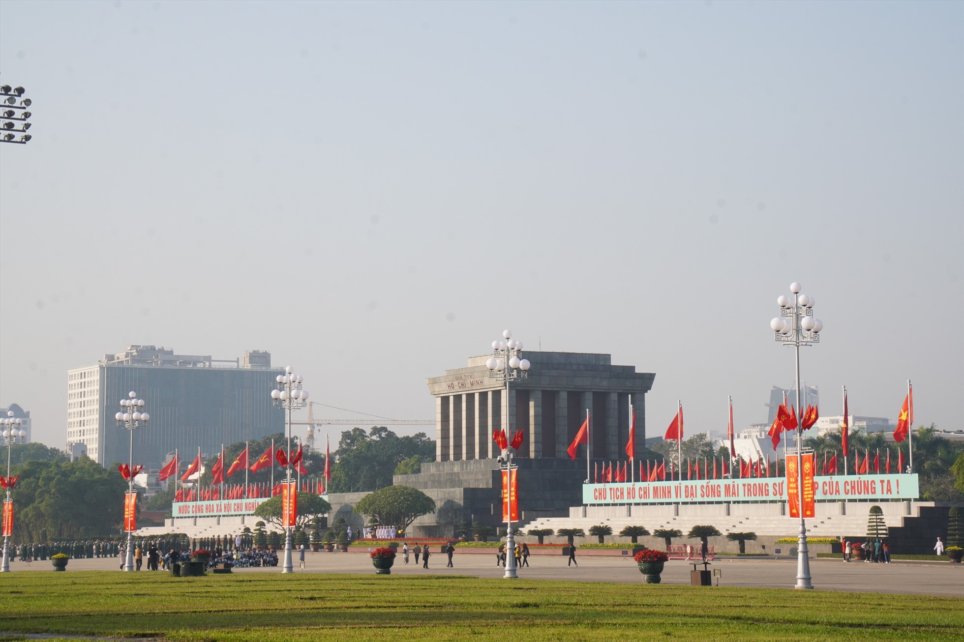Quảng trường Ba Đình, Lăng Chủ tịch Hồ Chí Minh, cờ hoa được treo xung quanh chào mừng ngày lễ lớn của dân tộc.
