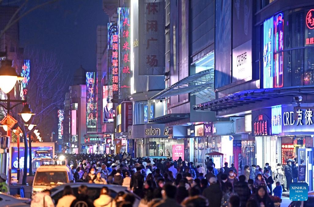 Người dân Trung Quốc đón năm mới ở Thiên Tân ngày 31.12.2022. Ảnh: Tân Hoa xã