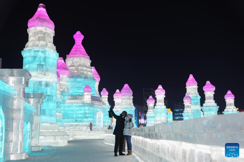 Khách du lịch tham quan Thế giới băng tuyết Cáp Nhĩ Tân ở Cáp Nhĩ Tân, tỉnh Hắc Long Giang, phía đông bắc Trung Quốc, ngày 31.12.2022. Ảnh: Tân Hoa Xã