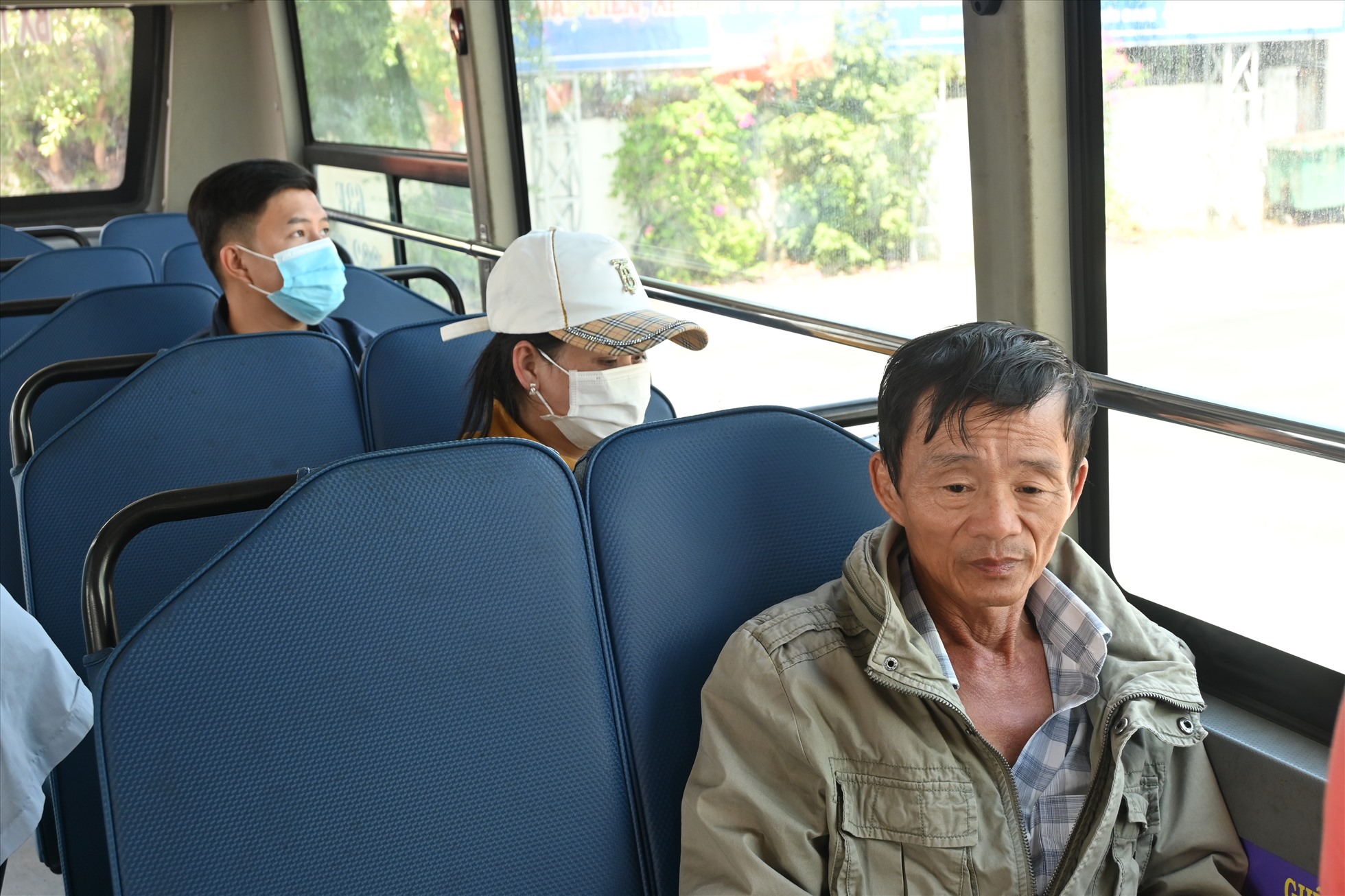 Hành khách sử dụng xe buýt đi rất thoải mái. Ảnh: Thành Nhân