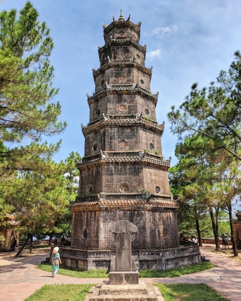2. Ghé thăm chùa Thiên Mụ. Chùa Thiên Mụ hay còn gọi là chùa Thiên Nữ, là một tòa tháp 7 tầng đẹp tuyệt vời nằm ngay bên bờ sông Hương. Ngôi chùa ban đầu được xây dựng vào những năm 1600 và đã được xây dựng lại, hư hỏng và trùng tu nhiều lần trong nhiều thế kỷ. Nó không lớn như trước đây nhưng dù sao cũng rất ấn tượng. Nếu bạn muốn chụp một bức ảnh mà không có khách du lịch khác, hãy đến Thiên Mụ vào sáng sớm. Đám đông xe buýt du lịch xuống vào giữa buổi sáng.