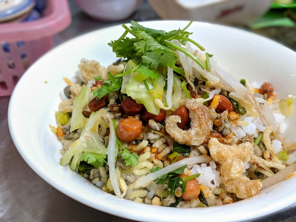 6. Nếm thử ẩm thực địa phương.