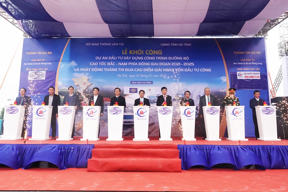 Lễ ấn nút khởi công tại xã Sơn Lộc, huyện Can Lộc, tỉnh Hà Tĩnh sáng 1.1. Ảnh: Trần Tuấn.