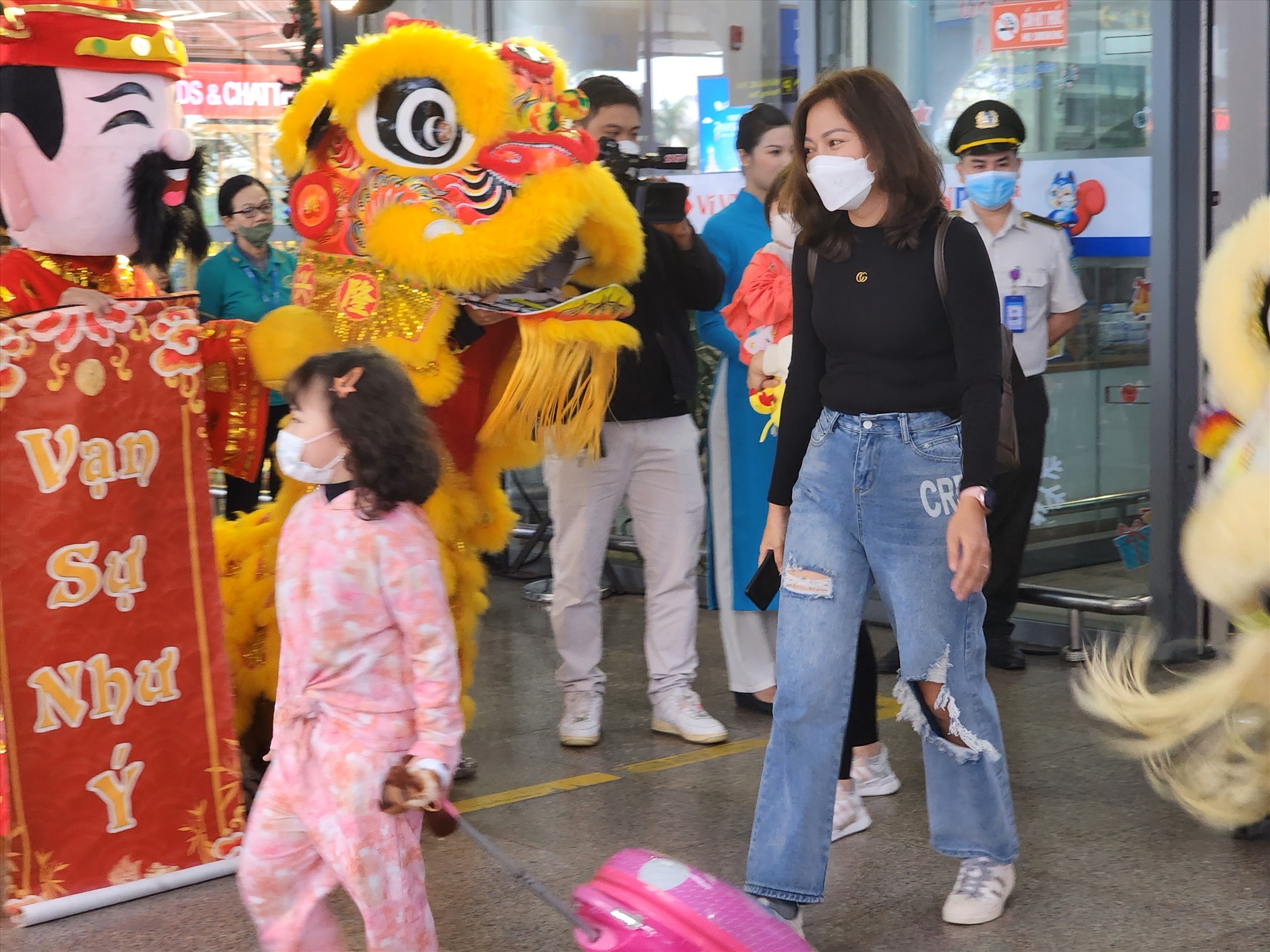Cũng trong ngày 1.1, Tại Ga đến Quốc nội, chuyến bay quốc nội của Hãng hàng không Vietnam Airlines mang số hiệu VN161 vận chuyển 165 khách từ Hà Nội đến Đà Nẵng .