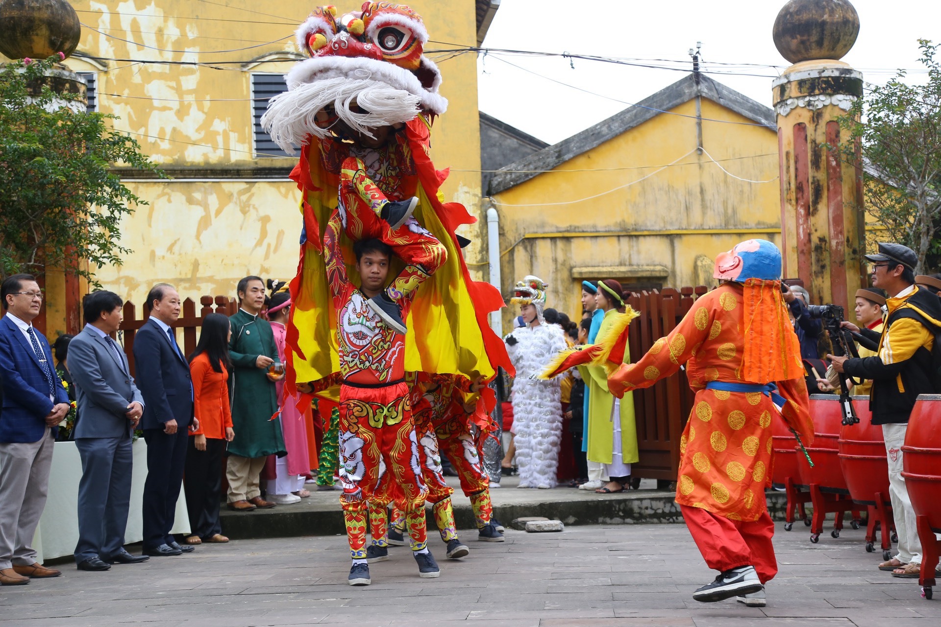 Để đón chào du khách, chính quyền TP. Hội An đã triển khai hoạt động trình diễn múa sắc bùa, múa Thiên Cẩu và Tứ linh “Long, Lân, Quy, Phụng” và tặng vòng hoa, quà chào mừng.