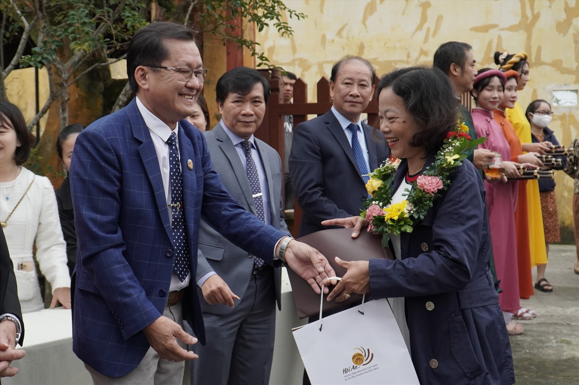 Để đón chào du khách, chính quyền TP. Hội An đã triển khai hoạt động trình diễn múa sắc bùa, múa Thiên Cẩu và Tứ linh “Long, Lân, Quy, Phụng” và tặng vòng hoa, quà chào mừng.