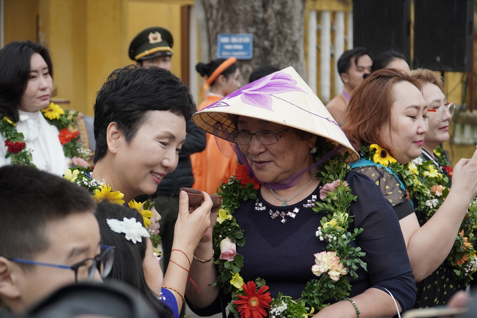 Bà Anna Jeon, du khách đến từ Mông Cổ cho biết “Tôi rất thích Hội An và cảm ơn đã đón tiếp chúng tôi với những tiết mục hay. Tôi hi vọng sẽ có nhiều kỉ niệm đẹp sau chuyến đi.