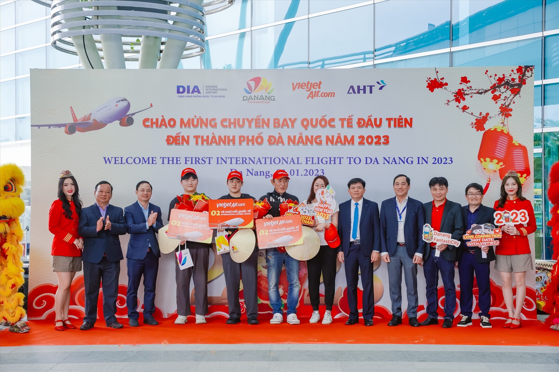 Những vị khách may mắn được tặng quà. Ảnh: Thuỳ Trang