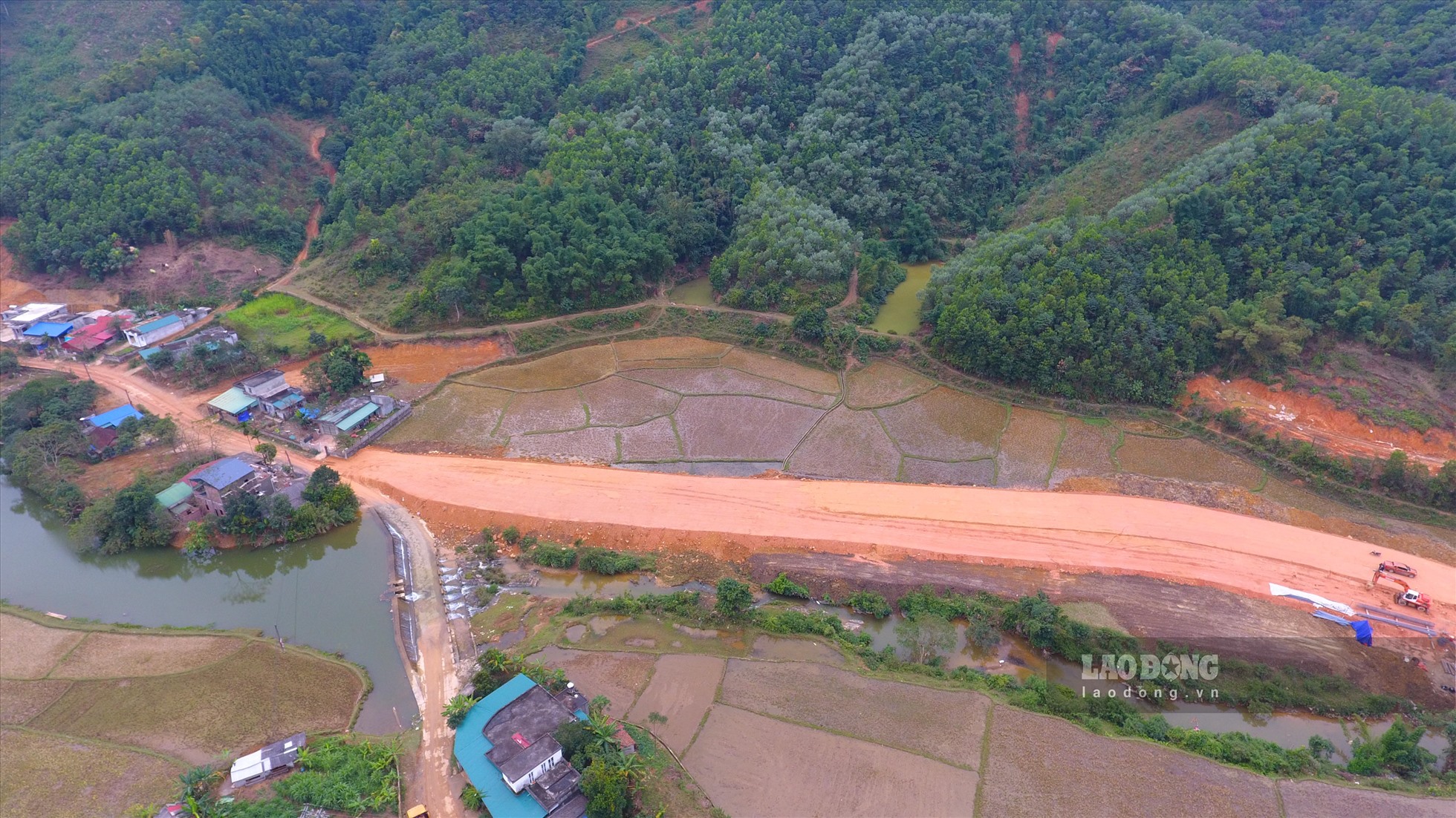 Tuyến đường được xây dựng nhằm kết nối giữa 2 huyện Đà Bắc (Hòa Bình) và Thanh Sơn (Phú Thọ), kết nối cụm công nghiệp Hào Lý với tỉnh lộ 433. Tổng mức đầu tư dự án là 250 tỉ đồng, trong đó, ngân sách Trung ương hỗ trợ 200 tỉ đồng, ngân sách tỉnh Hòa Bình 50 tỷ đồng. Dự kiến hoàn thành dự án vào năm 2024.