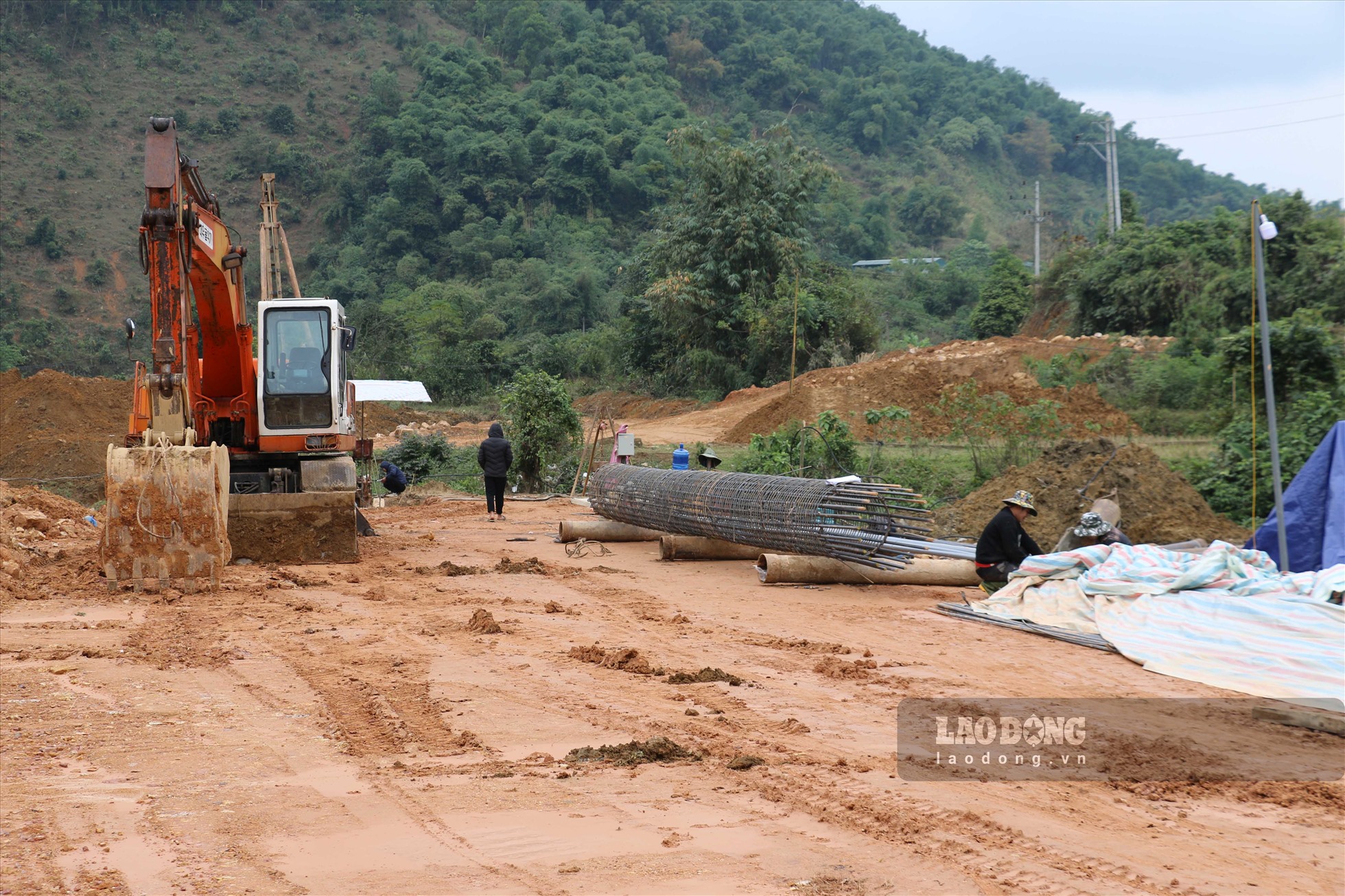 Ông Nguyễn Xuân Diệu - Phó Giám đốc Công ty TNHH Xây dựng Đức Nhanh cho biết, ngay sau khi khởi công, đơn vị đã huy động khoảng 20 phương tiện, máy móc và nhân công để tiến thành thi công dự án.