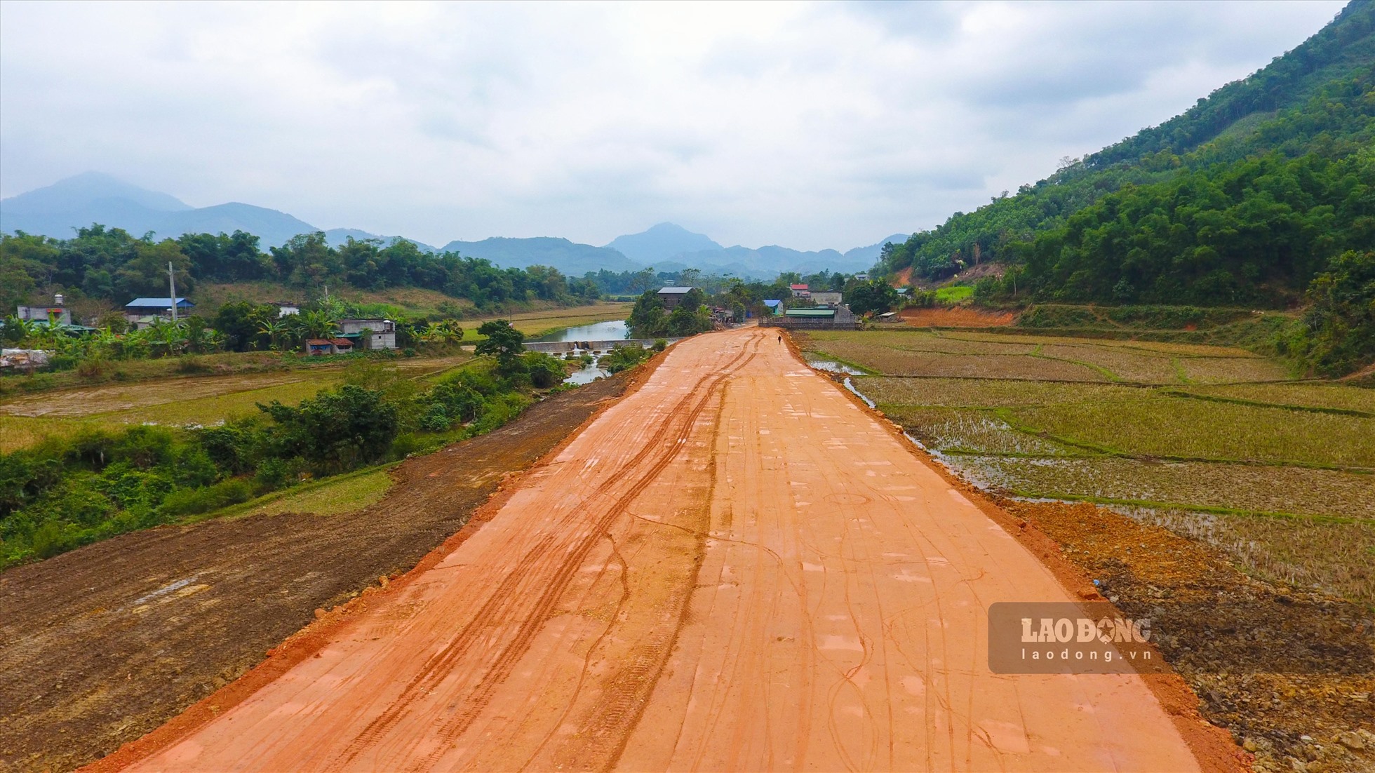 Dự án gồm 2 tuyến: Tuyến 1 dài 8 km, điểm đầu giao với tỉnh lộ 433 tại tiểu khu Mu Công, thị trấn Đà Bắc; điểm cuối tại vị trí giáp ranh giữa huyện Đà Bắc và huyện Thanh Sơn. Tuyến 2 có chiều dài 0,6 km, điểm đầu giao với tuyến 1 tại Km5+400, điểm cuối nối tiếp vào dự án nâng cấp mở rộng tuyến đường thị trấn Đà Bắc đi xã Tú Lý.
