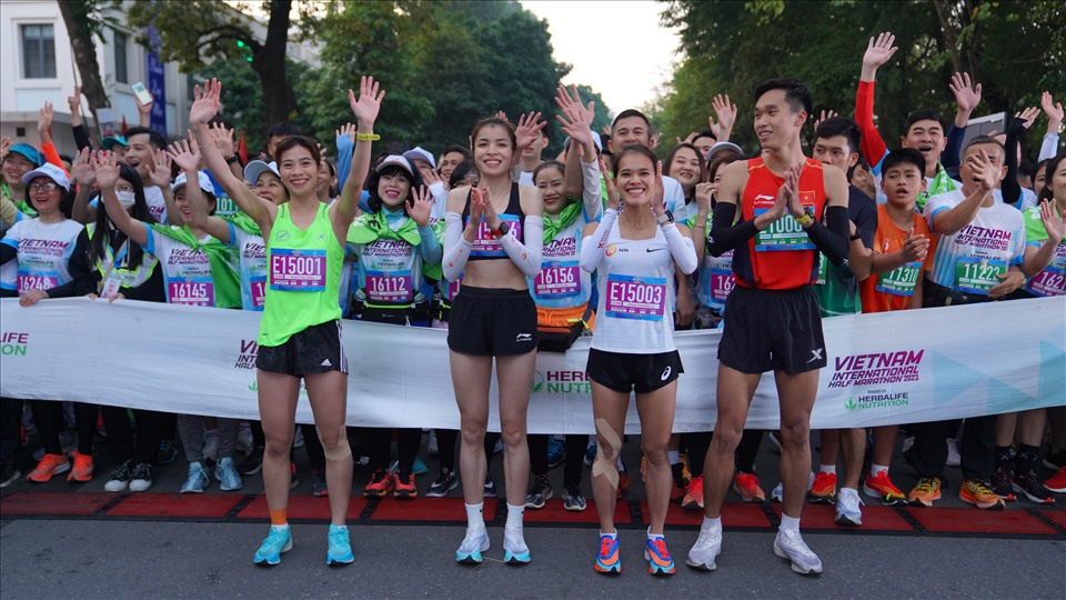 Phạm Thị Hồng Lệ, Lò Thị Thanh và các vận động viên chuyên nghiệp tham dự giải bán Marathon Quốc tế Việt Nam 2023. Ảnh: Hoàng Anh