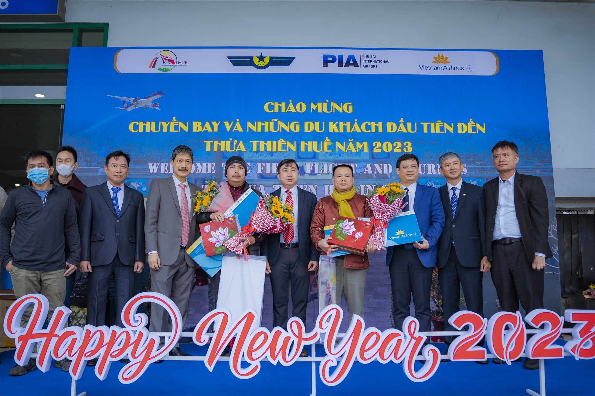 Chụp ảnh lưu niệm cùng các du khách. Ảnh: Lê Hoàng.