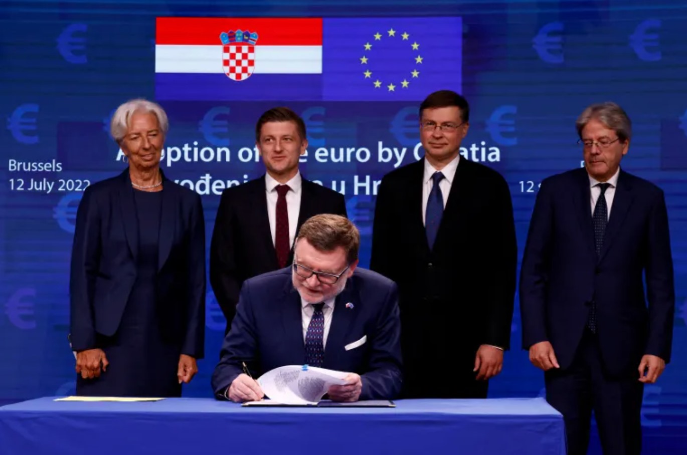 Bộ trưởng Tài chính Croatia Zdravko Maric (đứng, thứ hai từ trái) cùng tham gia lễ ký kết về việc Croatia thông qua đồng Euro tại Brussels, ngày 12.7.2022. Ảnh: AFP