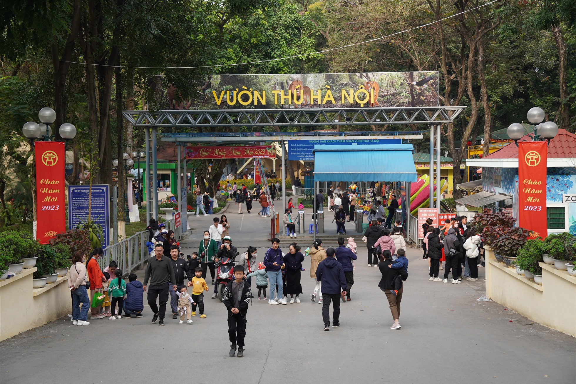 Dòng người đến với Công viên Thủ Lệ để vui chơi, tận hưởng ngày nghỉ lễ trong không khí tấp nập, nhộn nhịp trong ngày 1.1.2023.
