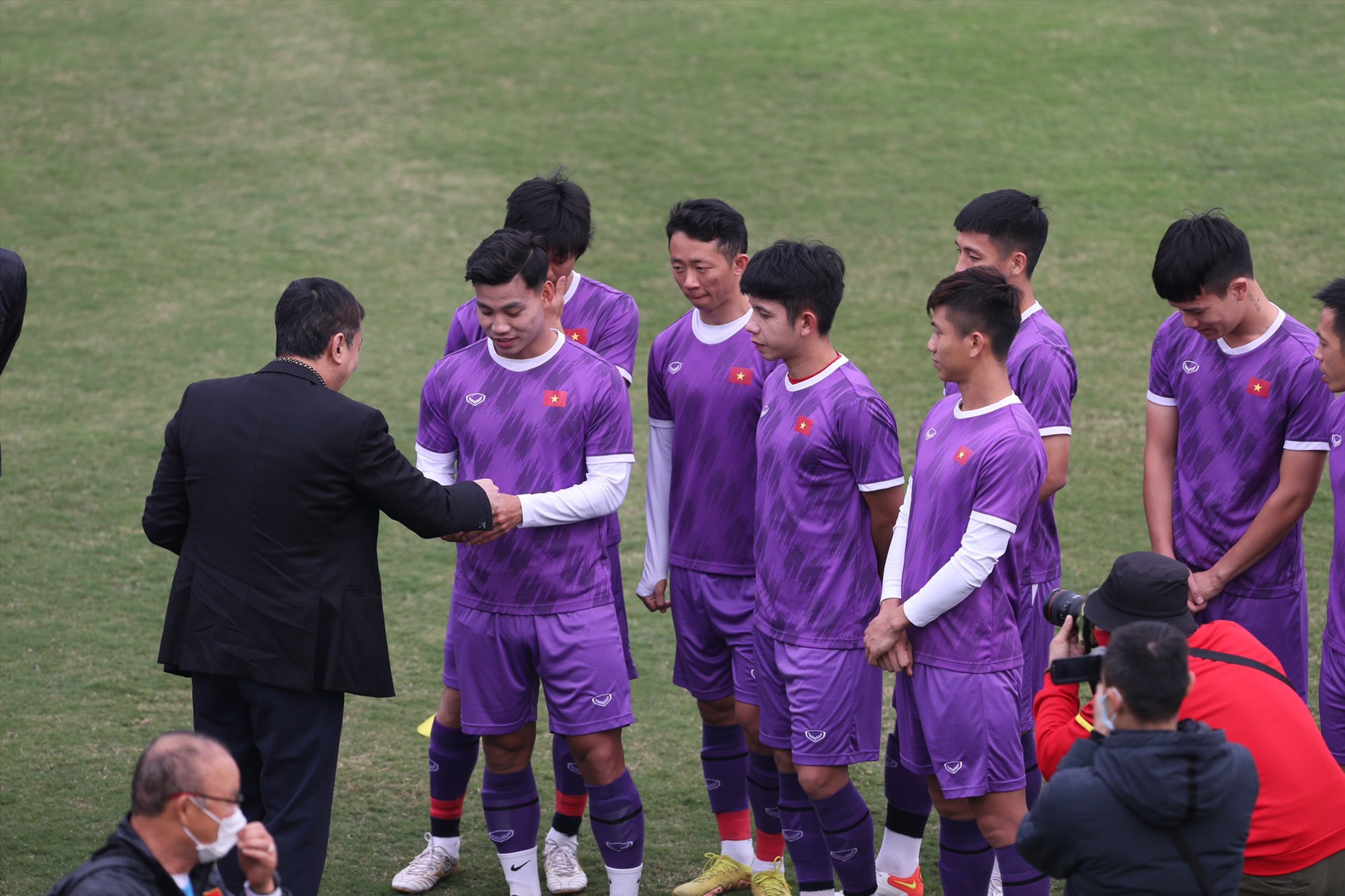 Chủ tịch VFF biểu dương tinh thần thi đấu, những nỗ lực và kết quả đạt được của thầy trò huấn luyện viên Park Hang-seo trong chặng đường vừa qua tại AFF Cup 2022. Ông Trần Quốc Tuấn cũng có những phong bao lì xì đầu năm dành cho các thành viên đội tuyển. Ảnh: Xuân Trang