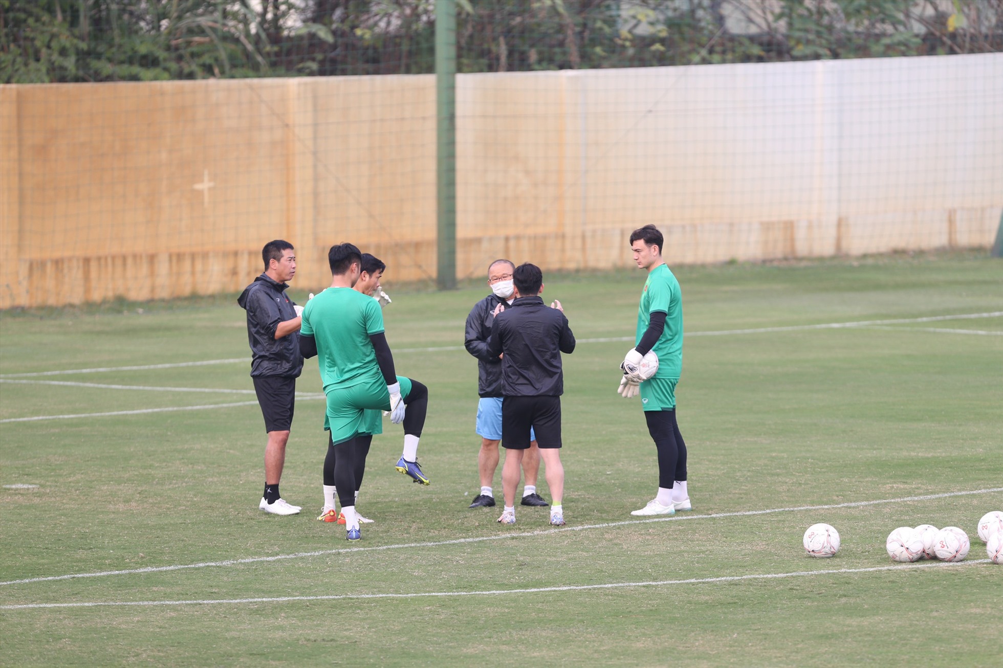 Huấn luyện viên Park Hang-seo trao đổi kĩ lưỡng với nhóm trợ lí và các thủ môn trước buổi tập. Ảnh: Xuân Trang