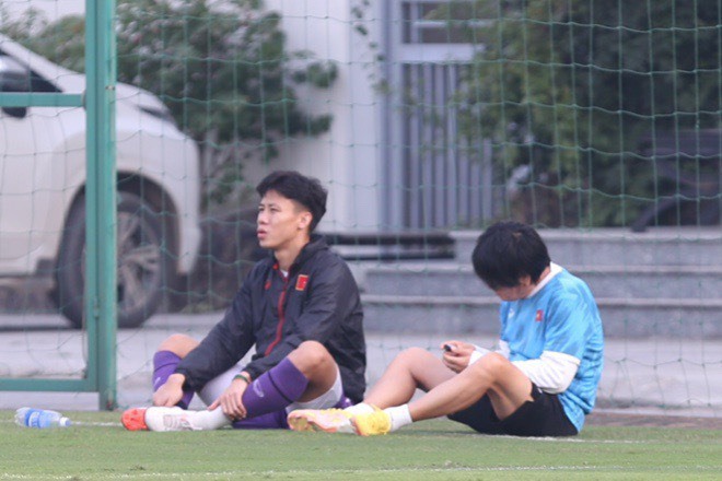 Sau khi khởi động cùng toàn đội, trung vệ Quế Ngọc Hải cùng với trợ lí Choi Ju-young đã di chuyển sang phần sân phụ đối diện để tập luyện riêng. Ảnh: Xuân Trang