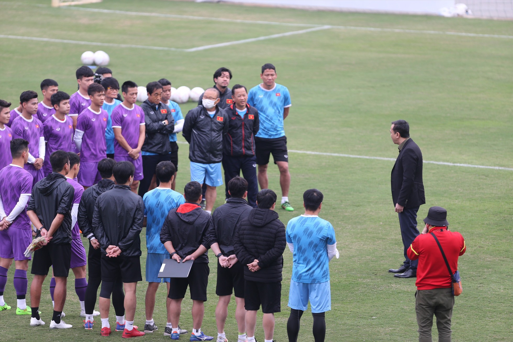 Chiều 1.1, đội tuyển Việt Nam bước vào buổi tập luyện chuẩn bị cho trận đấu với ĐT Myanmar ở lượt trận cuối bảng B AFF Cup 2022. Ảnh: Xuân Trang