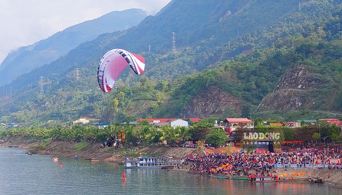 Trong khuôn khổ Lễ hội đua thuyền đuôi én còn có nhiều hoạt động văn hóa, văn nghệ và thể thao và các trò chơi dân gian.