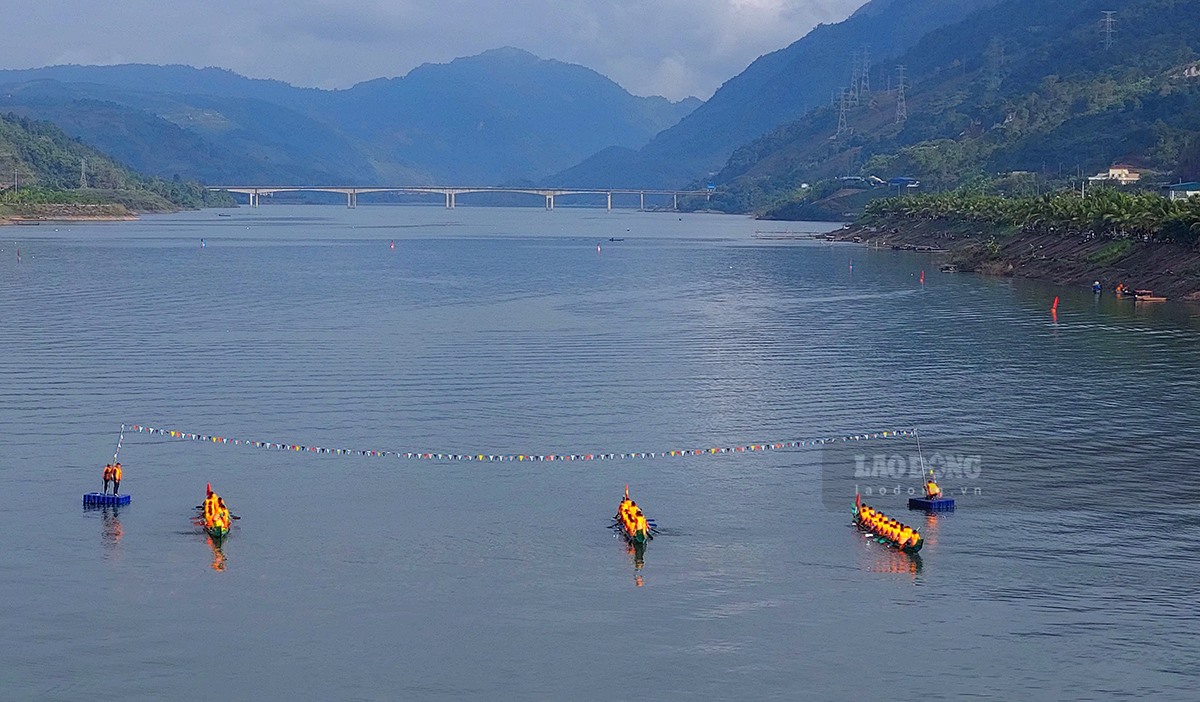 Lễ hội đua thuyền đuôi én Thị xã Mường Lay lần thứ 8 năm 2023 cũng là hoạt động du lịch đầu tiên mang tính quy mô được tổ chức vào ngày đầu năm mới của tỉnh Điện Biên.