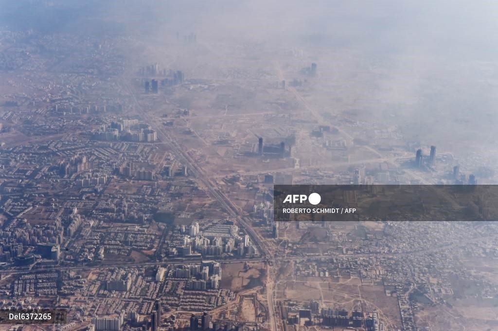 Sương mù bao phủ các tòa nhà ở ngoại ô thủ đô New Delhi, Ấn Độ. Ảnh: AFP