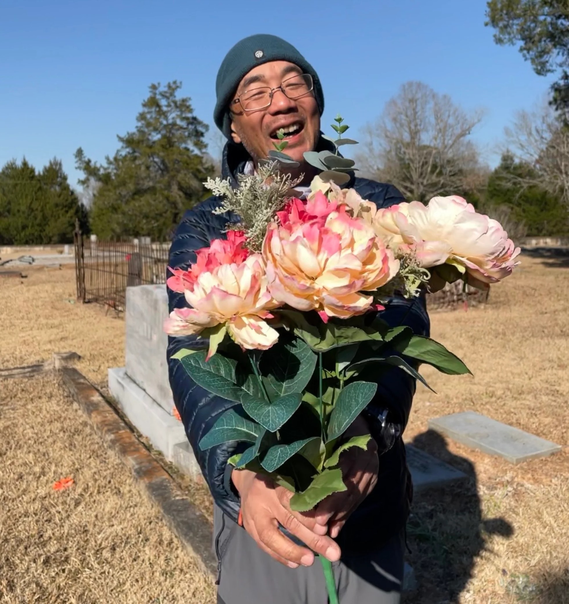 Pang tặng Lok một bó hoa nhựa tại một nghĩa địa ở Midway, Alabama. Ảnh: Gale Lok và Simeon Pang
