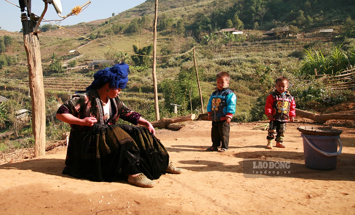 Đây cũng là thời điểm nông nhàn, mùa màng đã thu hoạch xong, những người phụ nữ  dân tộc Mông sẽ ngồi may những áo mới cho các thành viên trong gia đình để mặc đi chơi Tết.