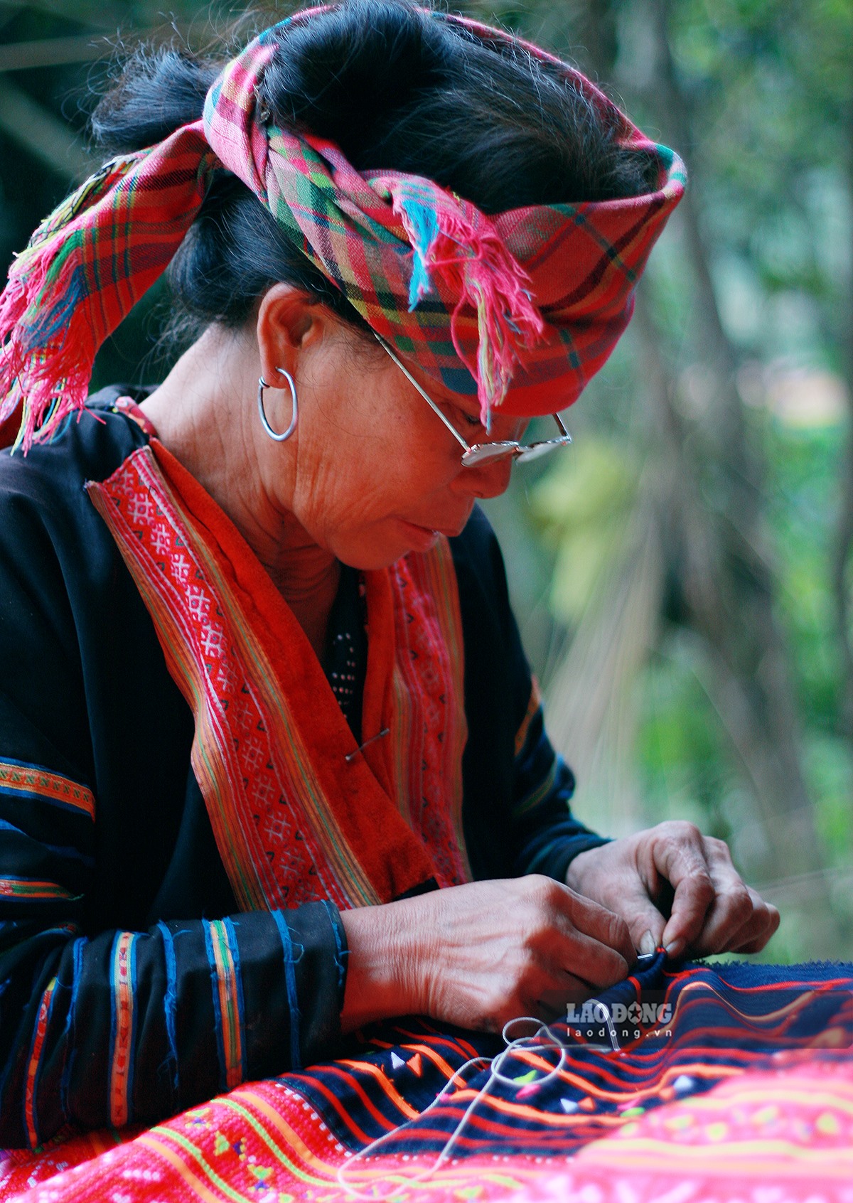 Hầu hết các công đoạn được người phụ nữ Mông thêu và khâu bằng tay một cách tỉ mỉ đến từng chi tiết.