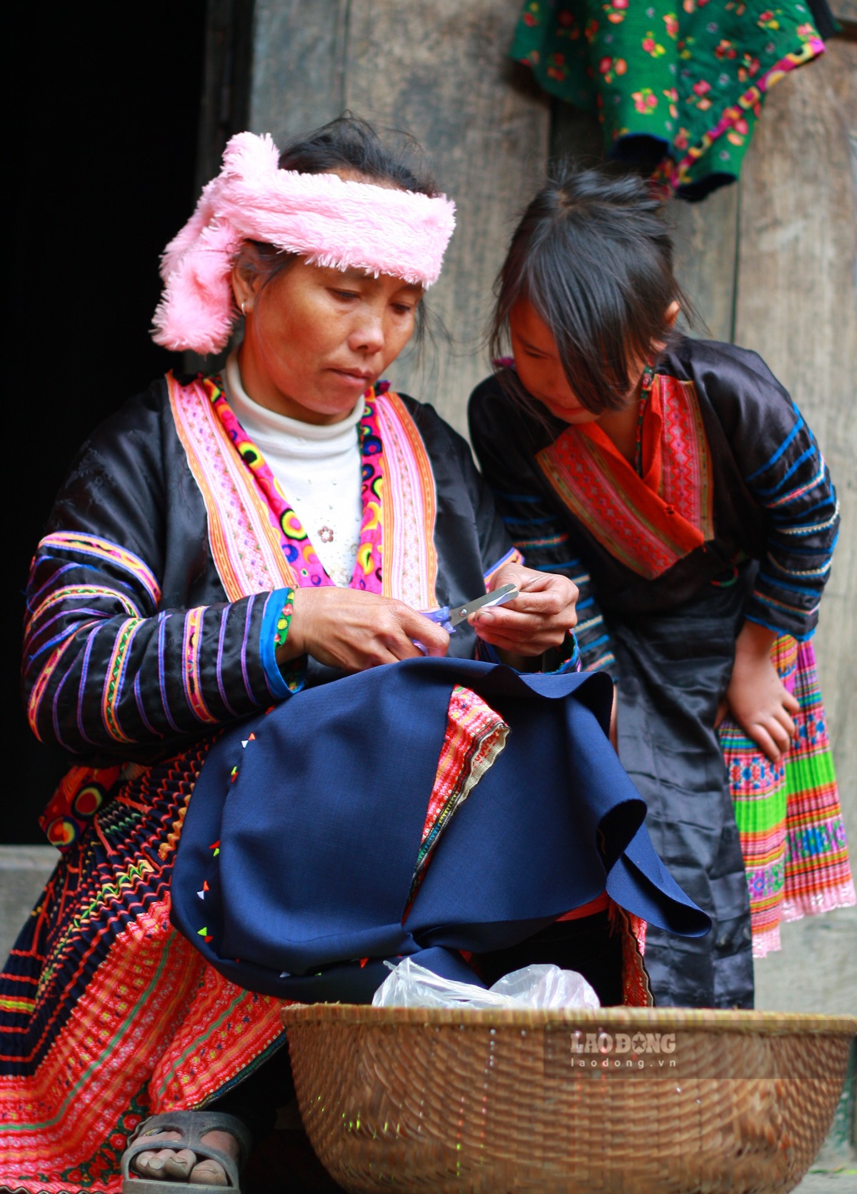 Những trẻ em gái cũng được người lớn dạy thêu thùa từ nhỏ như một sự kế thừa văn hóa truyền thống.