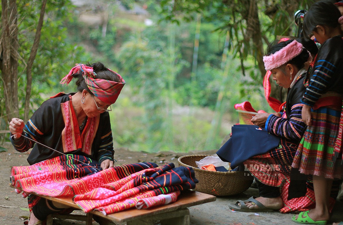 Phụ nữ Mông rất chú trọng hình thức, các gam màu trên trang phục cũng được phân biệt rất rõ giữa các ngành Mông, như: Mông trắng, Mông xanh, Hông đen...