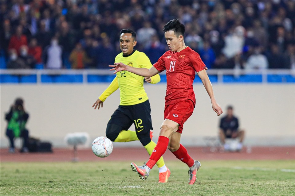 Tiền vệ Hoàng Đức trở thành trụ cột của tuyển Việt Nam trong 3 năm trở lại đây cùng danh hiệu Quả bóng vàng 2021. Ảnh: Minh Dân