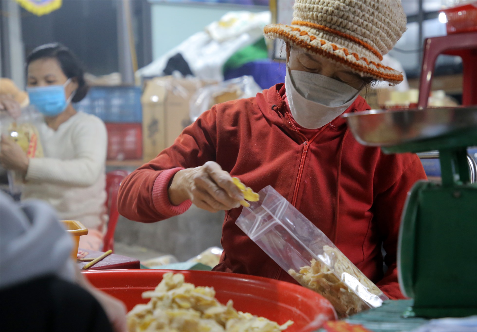 Tranh thủ lúc nông nhàn, bà Trần Thị Thúy (63 tuổi, trú tại thôn Đông Sơn, Hải Sơn, Hải Lăng, Quảng Trị) đi đóng gói mứt gừng thuê. Mỗi gói, bà Thúy được trả công 1 nghìn đồng, mỗi ngày bà đóng được hơn 200 gói.