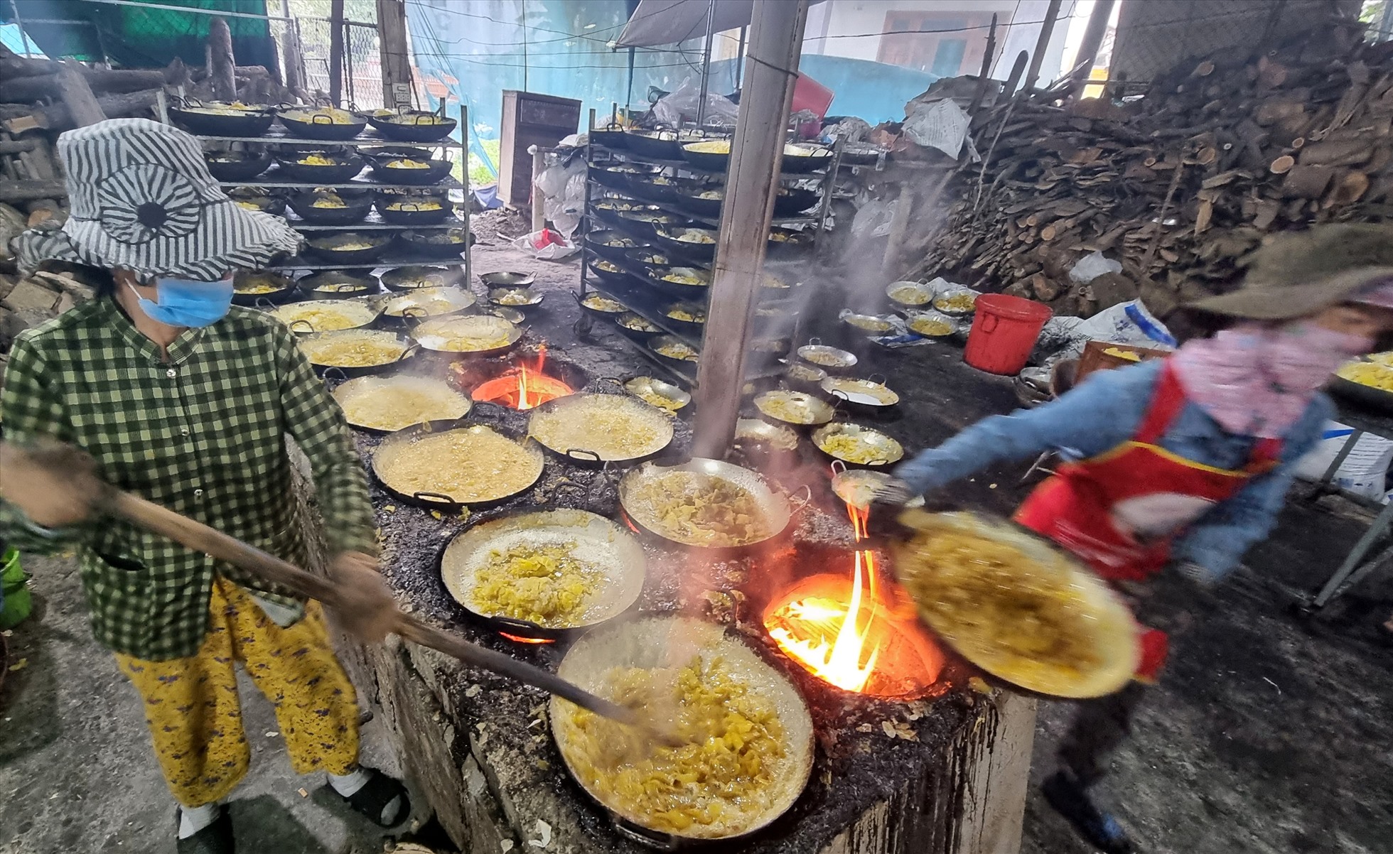 Quá trình ngào mứt, phải khống chế ngọn lửa ở nhiệt độ vừa phải, tay đảo đều thì mứt mới không bị “già” mất vị ngon vốn có.